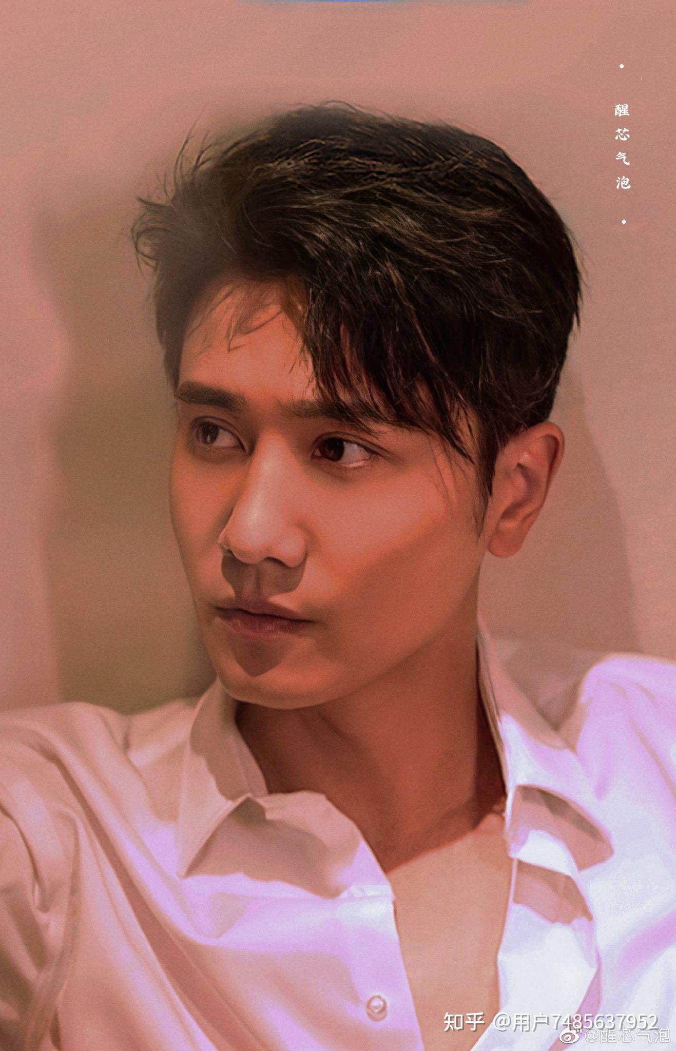 有没有伙伴分享下彭冠英的帅照看掌中之物被圈粉了诶