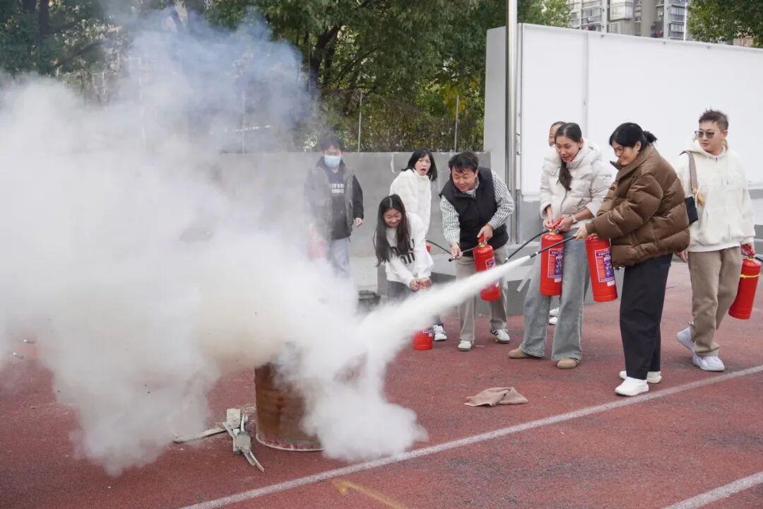 为丰富校园文化生活，展现我校青年学子的艺术风采，营造积极向上、师生同乐的校园氛围。近日，我校“声韵青春，诵响校园”朗诵比赛在报告厅顺利举行。本次活动作为体育艺术节系列的重要组成部分，吸引了众多同学踊跃(图5)