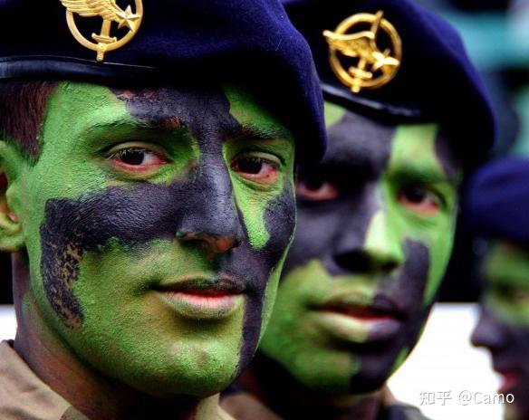 特种兵脸上的油彩造型都是斜条纹,有些还在眼睛下面划条黑色横杠.