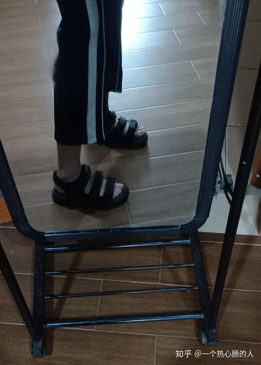 什么凉鞋配校服裤子好看? - 知乎