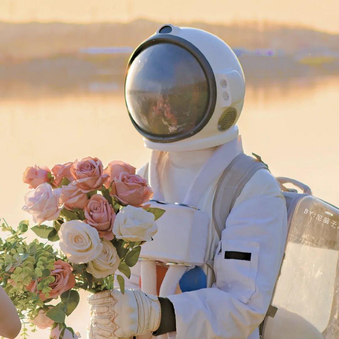 小可爱们有没有手里拿花的人的头像哇歪头谢谢啦类似下图这种的喔