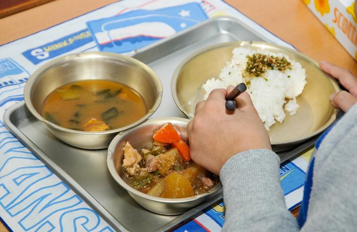 日本学校午餐被投入粪便,校长品尝后报警!太奇葩了