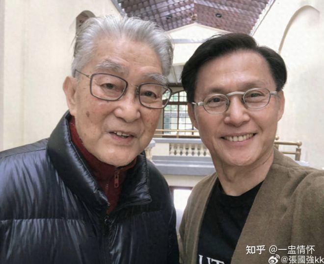 91岁周骢出席聚会罕露脸，与郑则仕合照气色红润，对方消瘦显憔悴 - 知乎