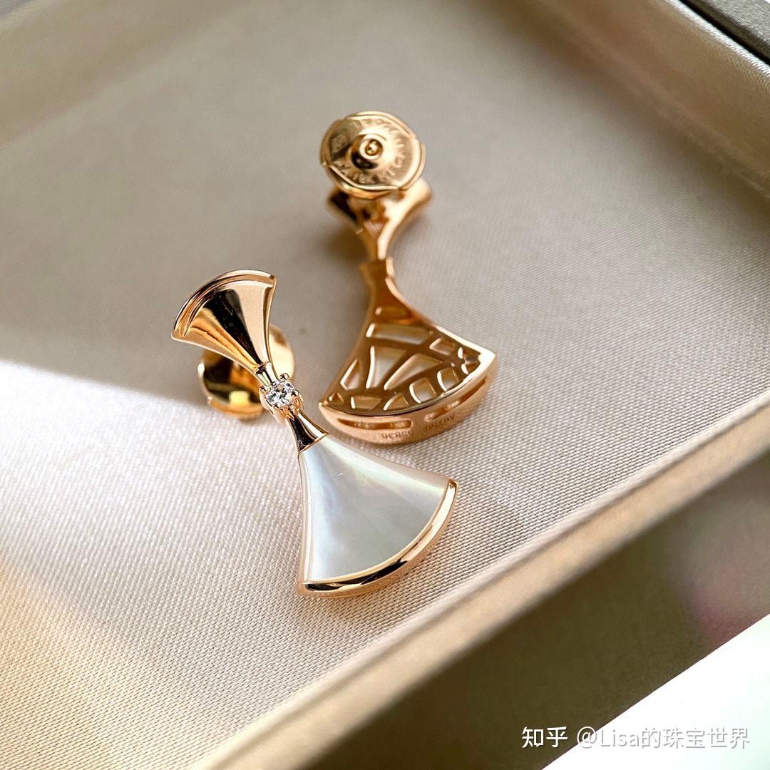 宝格丽珍珠耳环有哪些标志性的设计元素?