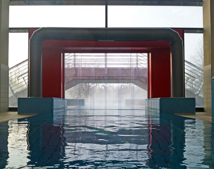 广东的游泳池一般选用哪种中央热水设备工程