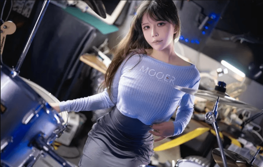 抱走莫子aa吉他妹妹图，色彩斑斓的梦幻女王-美学艺术库