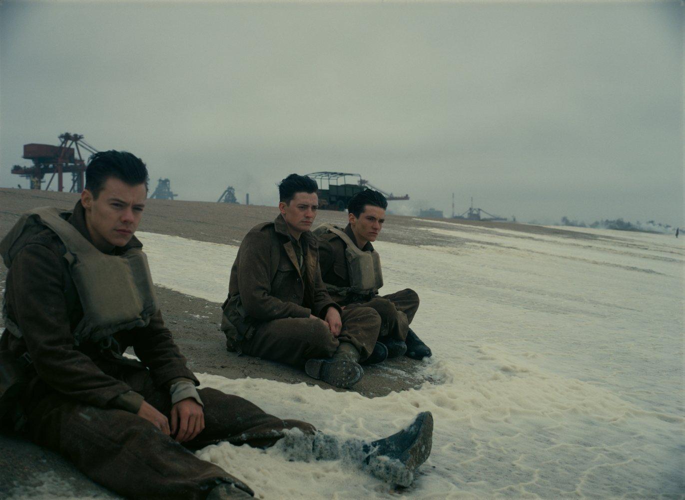 Review: ‘Dunkirk’ Is a Tour de Force War Movie, Both Sweeping and ...