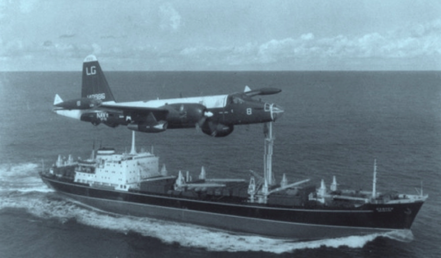 美国飞机掠过苏联货船