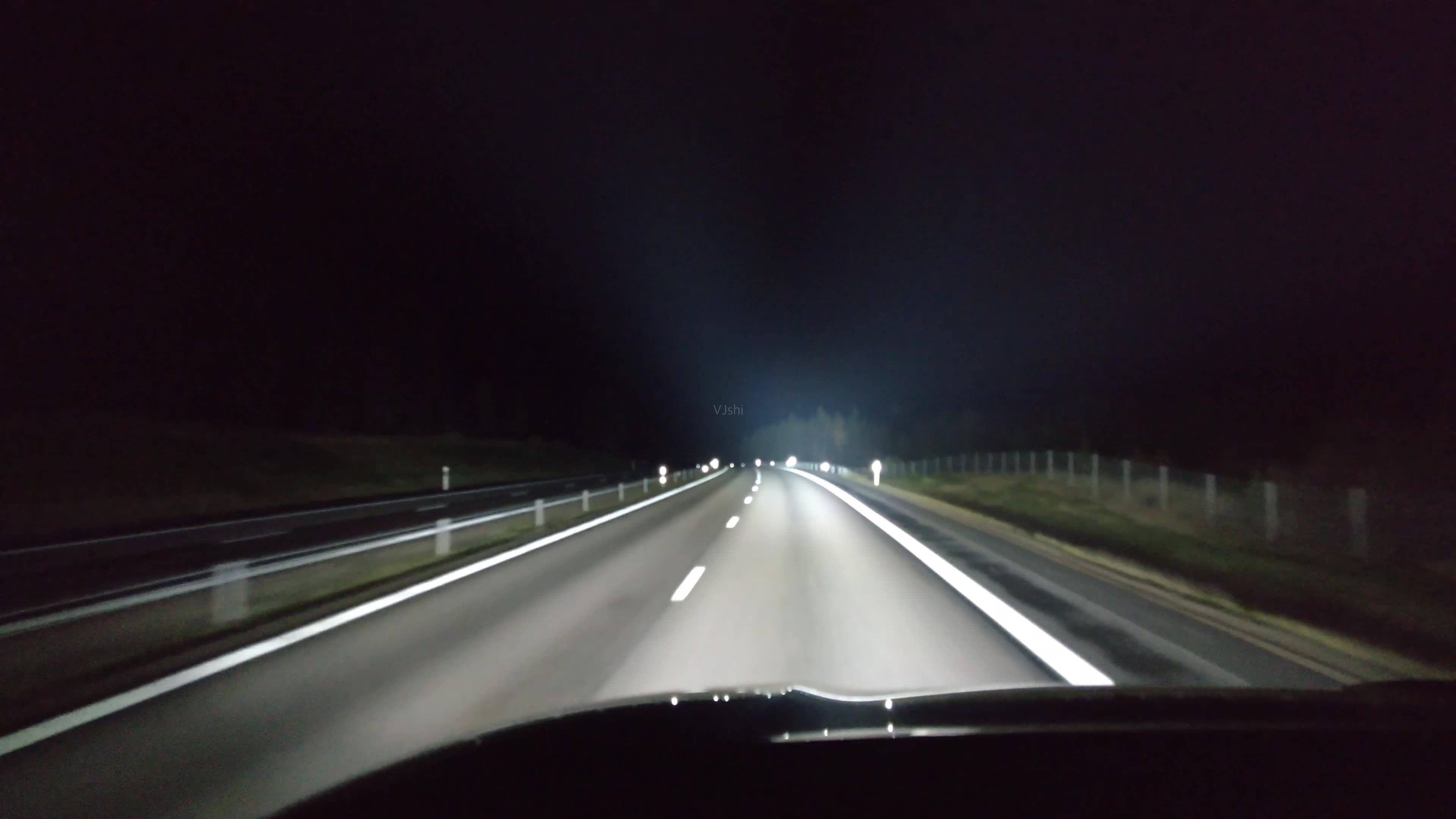 夜晚马路车辆行驶车流流线灯光图片下载 - 觅知网