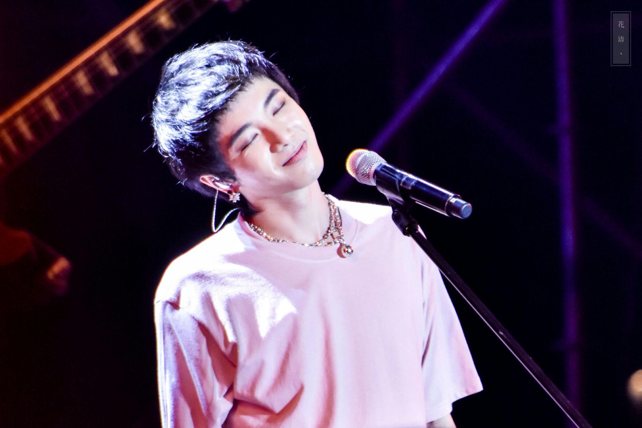 有哪些好看的华晨宇照片无水印的