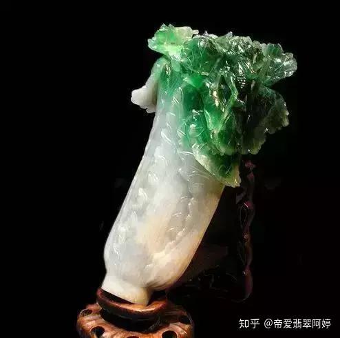 雕刻师花费四年时间，雕刻出世上最大的翡翠白菜，瞬间吸引众人眼球- 知乎