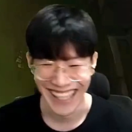 总决赛输了之后theshy是在笑吗