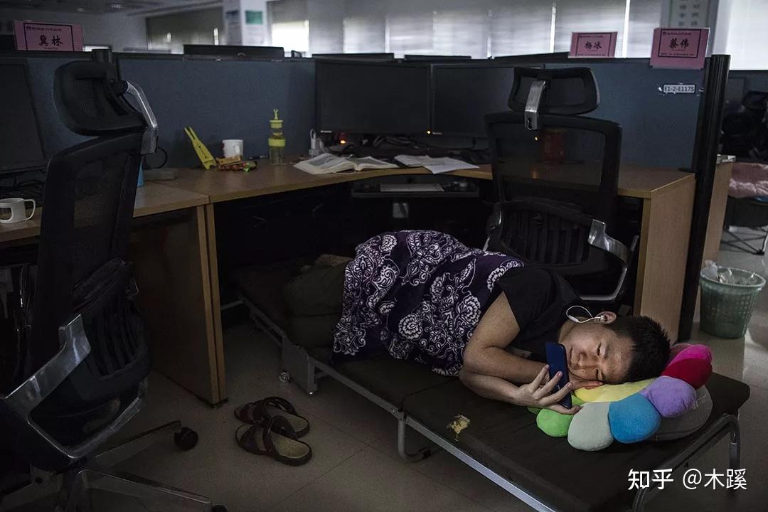 比亚迪员工出租屋内猝死,一个月有 26 天工作时长 12 小时左右,企业或