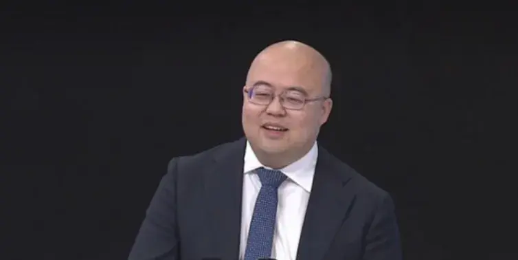 MiniMax创始人闫俊杰,河南小伙不贪财,26岁成博士,把实习生带成华为天才少年,32岁弃高薪创业,获黄仁勋赏识,阿里腾讯投资,IPO速度破 ...