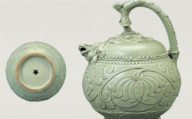 中国宋代耀州窯  倒流壶￼  陽刻花紋  古美術品 耀州窯純手工深刻花倒流壺器型優美宋代晚期以青瓷為主胎薄質堅釉