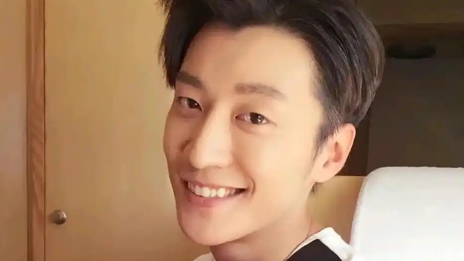其中,一位名叫李嘉艾的女模特,声称是乔任梁的女友,多次在社交平台上