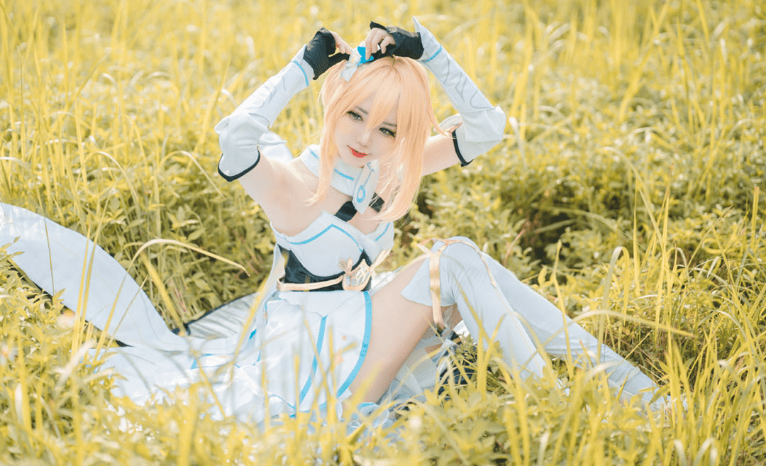 Sally Dorasnow无职转生最新图片cos，满花香的花园里-美学艺术库