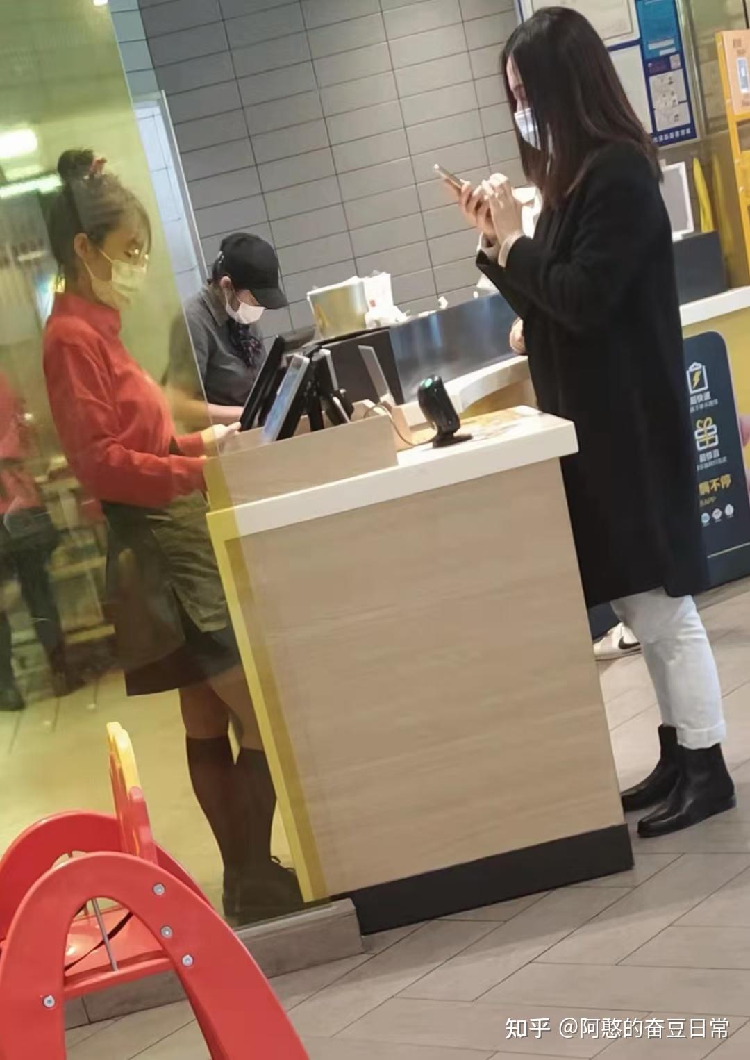麦当劳里为什么要雇一个粉衬衫短裙女黑丝的小姐姐