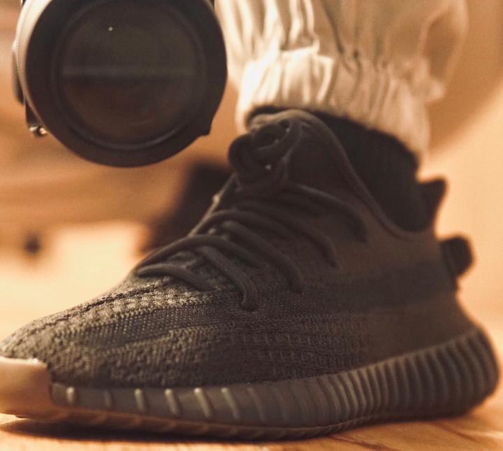 黑天使2.0？yeezy 350 v2 黑生胶真假对比，教你如何区分真伪！ - 知乎