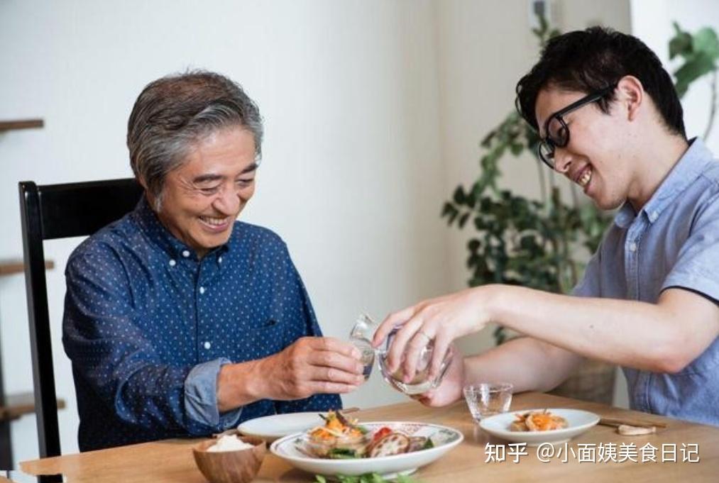 酒桌上倒酒时的“敲桌”礼仪有何寓意?新手码住,防止酒桌尴尬 - 知乎