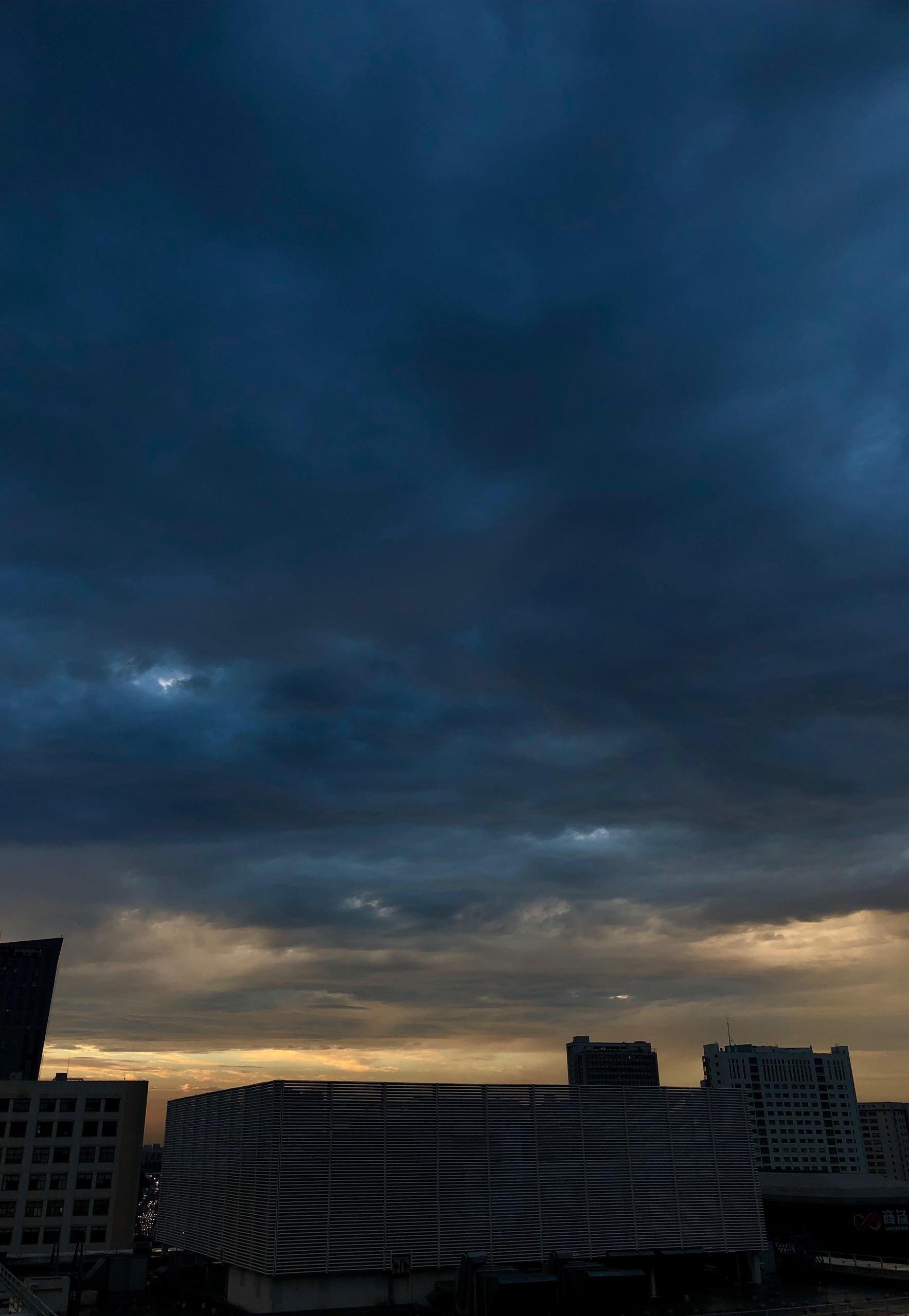 为什么阴天时有时能看到云朵有时不能