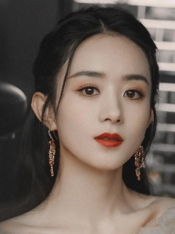 感赵丽颖的眼裂更短,眼头圆润还包裹天然的蒙古褶,卧蚕一绝杉杉时期