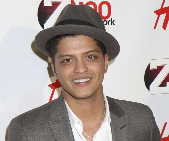 跨国恋人社区—Lighters—Bruno Mars,Eminem,Royce da 5'9"抒情英文歌曲推荐（Originally