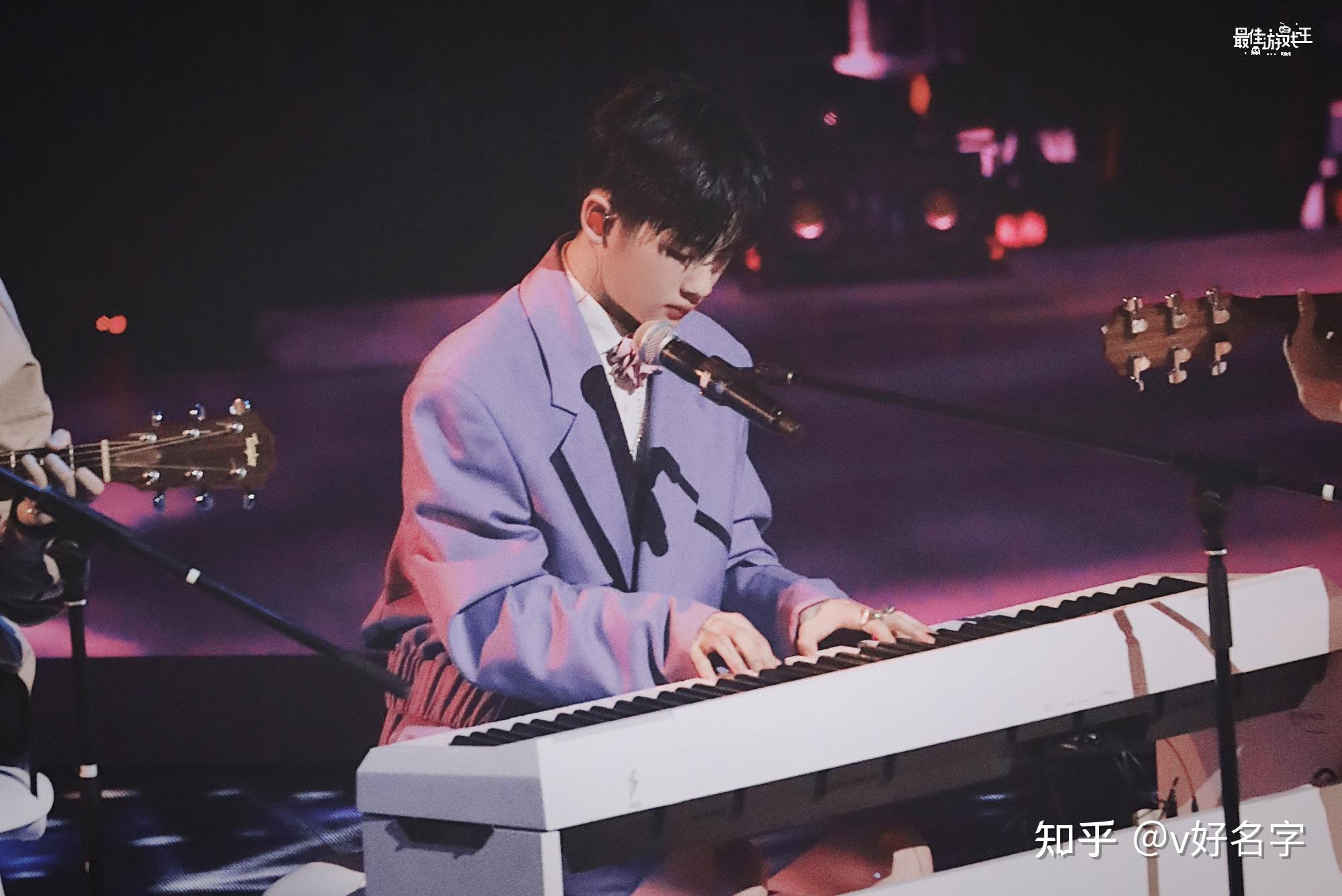 有没有什么r1se的神仙图片 可以做背景的那种?