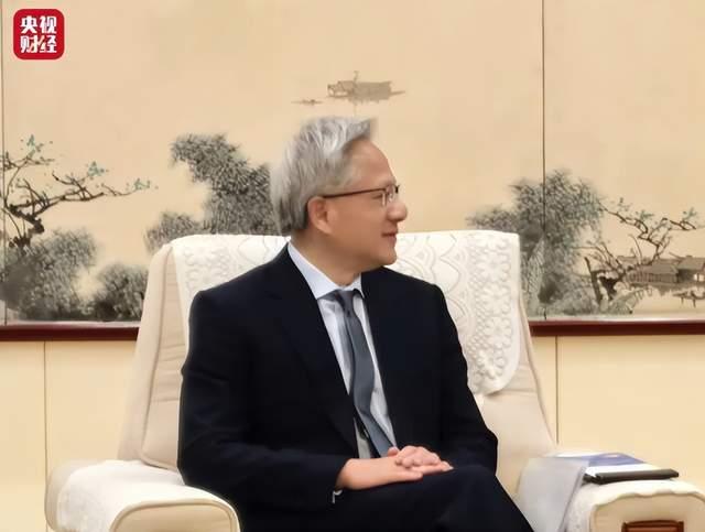火急火燎赶到中国,不穿皮衣穿西装的老黄,这次是真急了 - 知乎