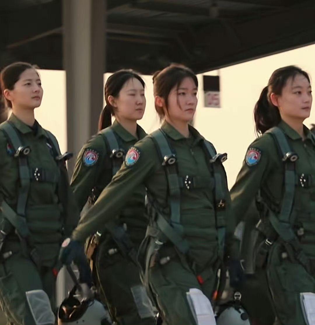 英姿飒爽的00后中国空军女飞