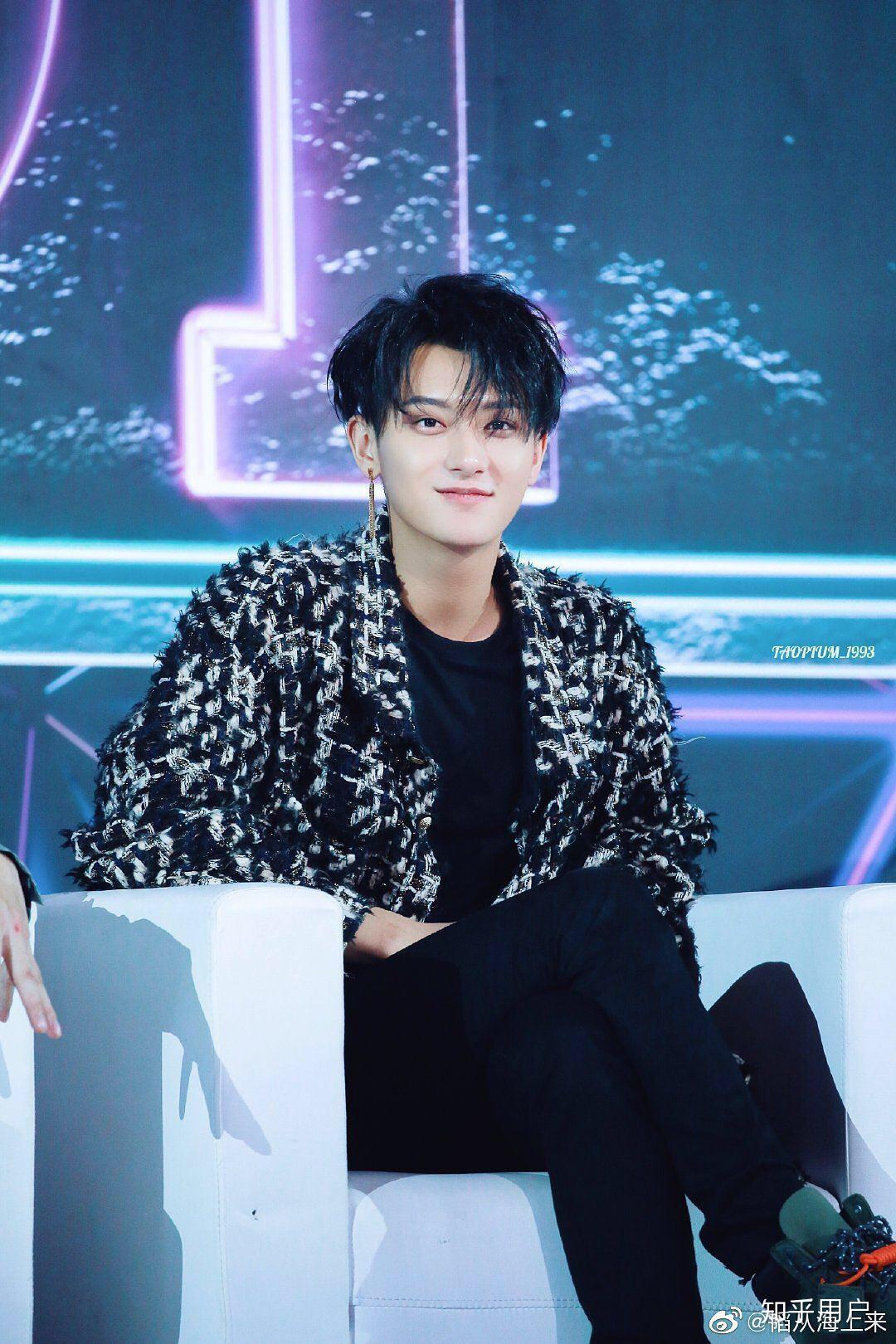 打扰一下,哪个大佬有黄子韬笑起来的照片,跪求…!