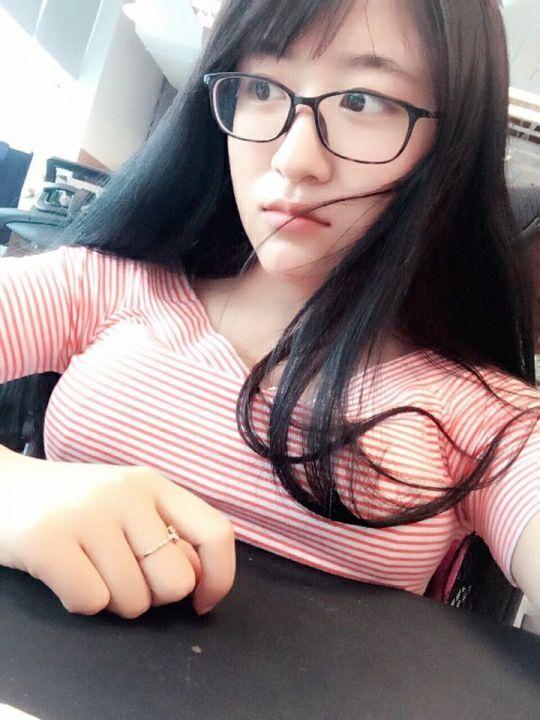 胸大的姑娘真的可以把胸放在桌子上面然后办公做事情吗