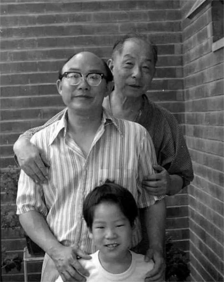 张学良独子张闾琳,74岁回东北不会说汉语,摸着已逝父亲铜像痛哭 - 知乎
