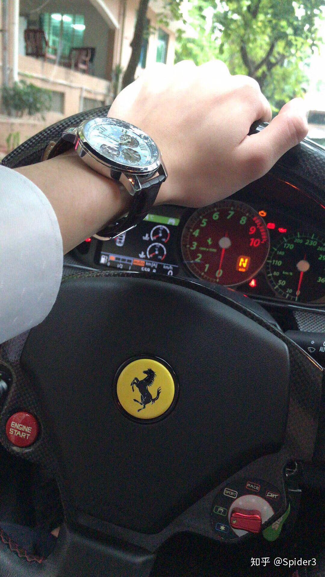 第一次开法拉利应该怎么握方向盘