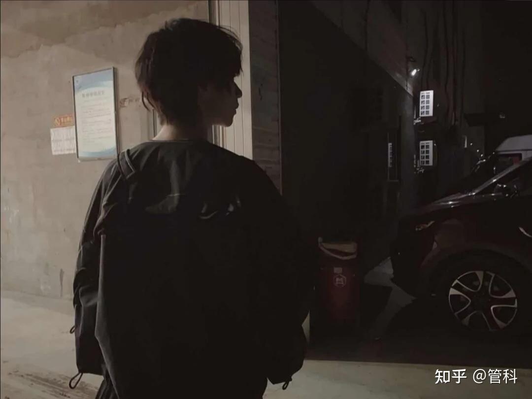 有没有贺峻霖背影图? - 知乎