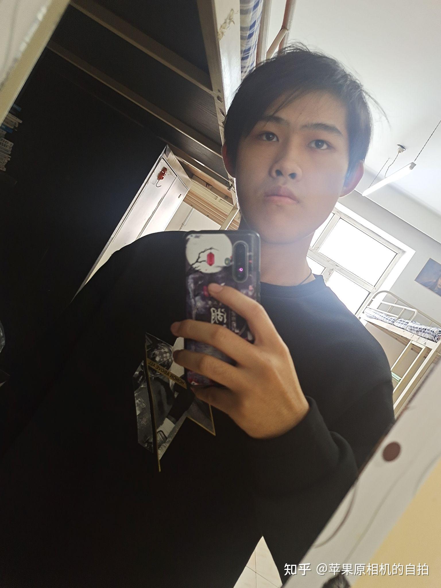 照镜子觉得自己是很帅的帅哥,超级无敌帅,为什么别人都说我挫,都认为