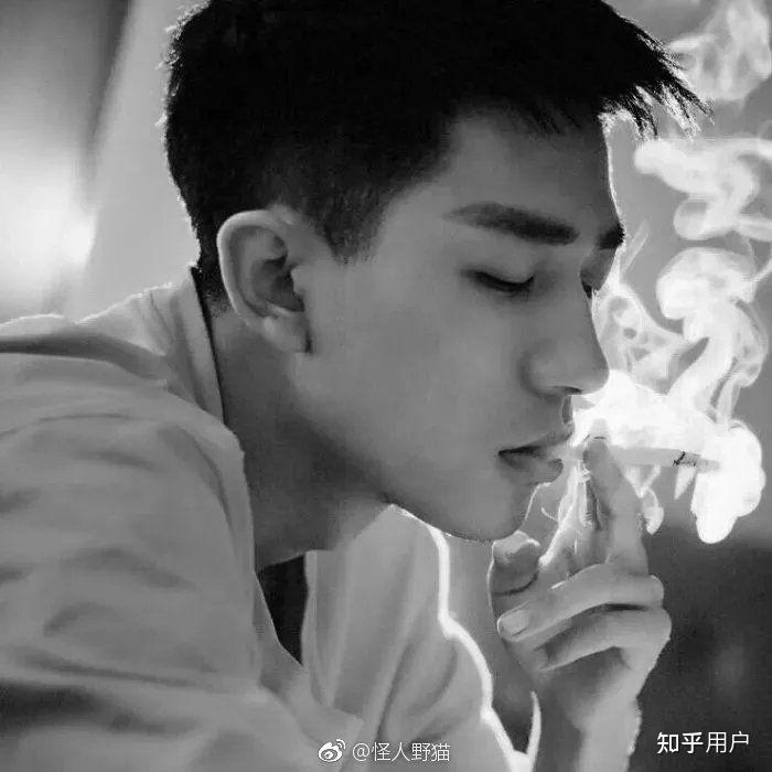 有抽烟的男生图片吗生活中的或者是明星都可以
