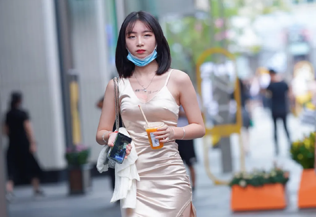 女生穿裙子配什么包包 v2-ad236aa1f4aa0e471dbd3b5907984447_1440w.jpg?source=172ae18b