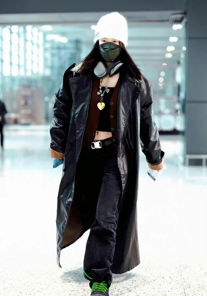 李庚希机场私服,黑色风衣叠穿针织开衫配牛仔裤,帅气酷girl出街