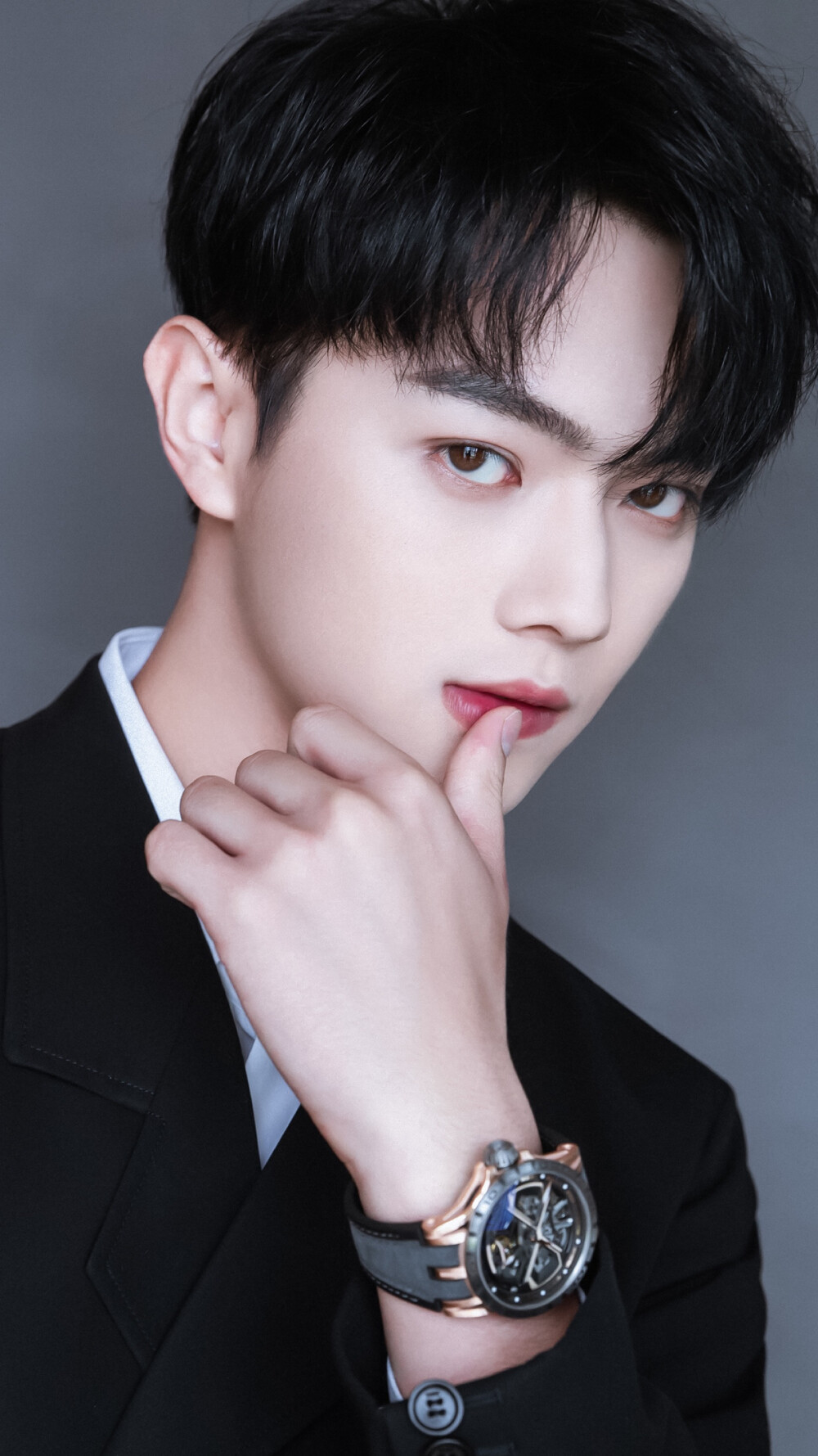 能不能发几张许凯的照片,当壁纸的那种,最近特别迷他? - 知乎