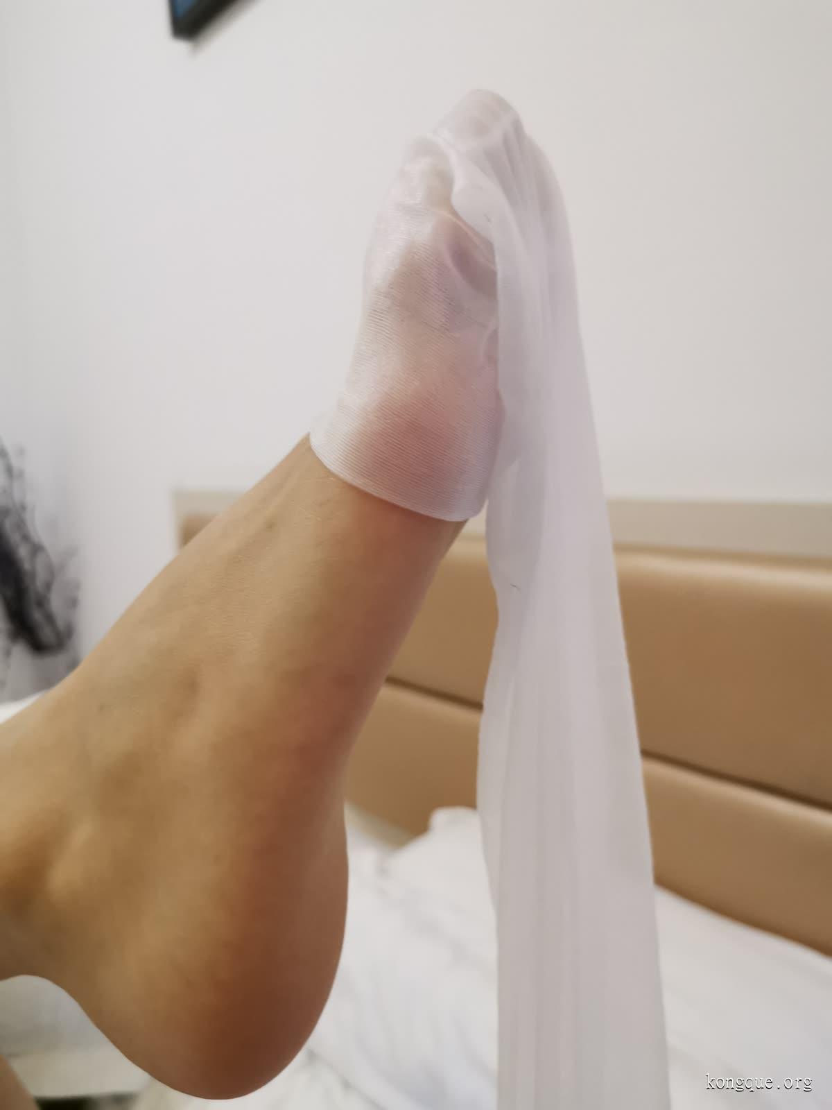 鱼鱼足影 – 全套足袜写真&视频[91期-2024.8]-佳人吧