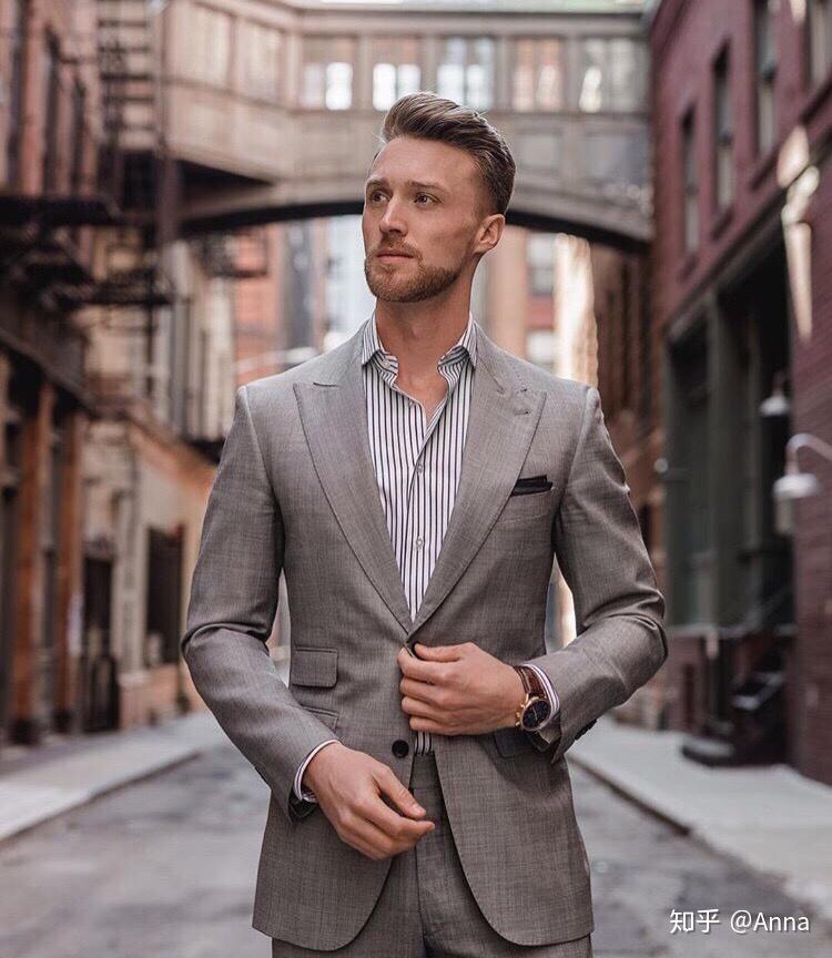 法式衬口和西服的搭配?法式衬衫袖口露出西服多少才最为合适?