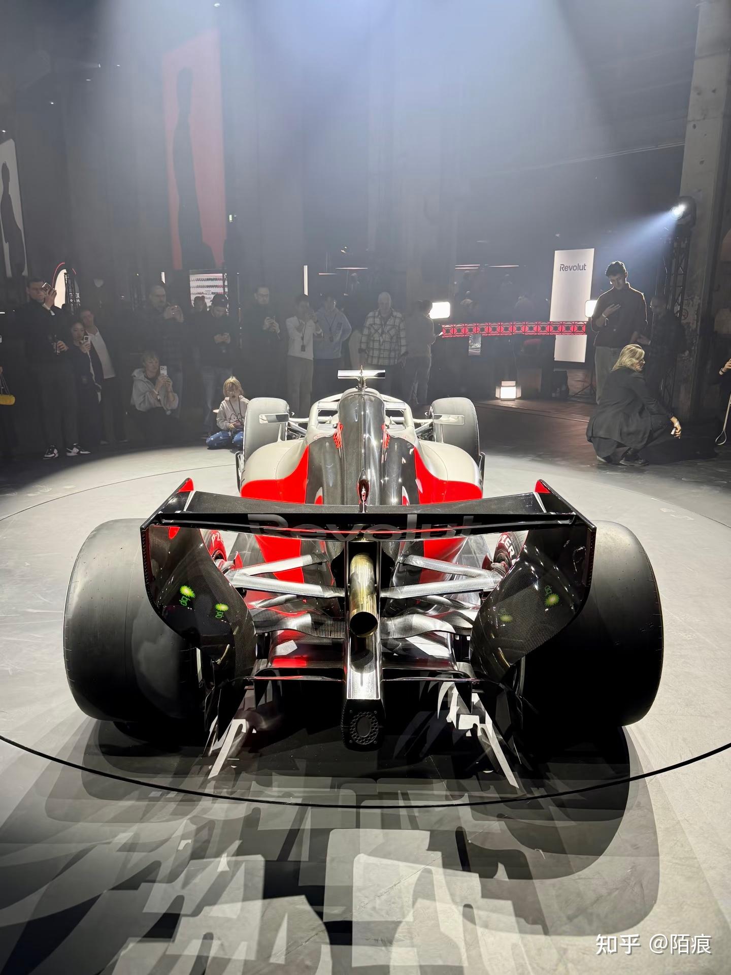 奥迪F1首车R26亮相 千匹混动+红标四环 - 知乎