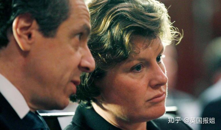 打乳钉,自夸是好莱坞巨星,爆火纽约州长被曝性骚扰美女助理?