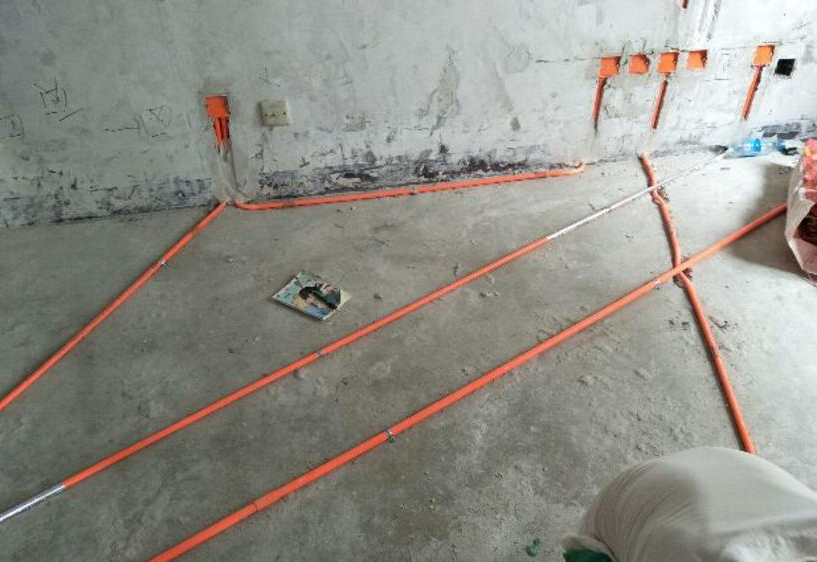 套房装修不想请装修公司,但找的水电师傅问要「点对点施工」还是「横