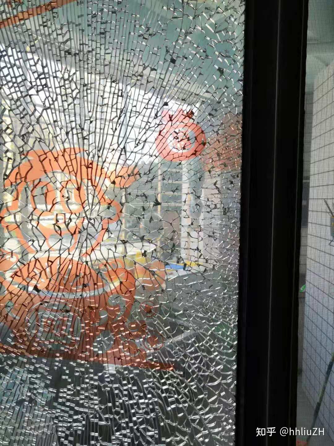 如何判断钢化玻璃是人为破坏还是自然开裂