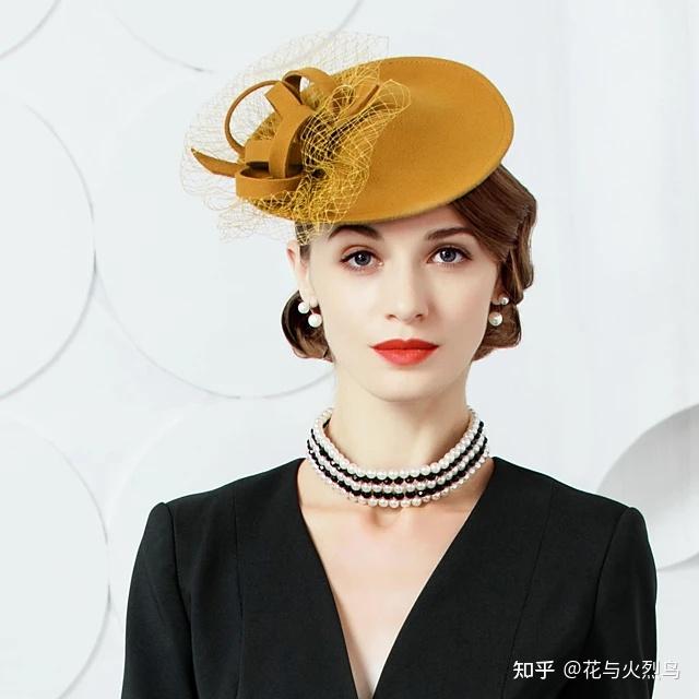 英国贵族女士戴的那种小众帽子是什么