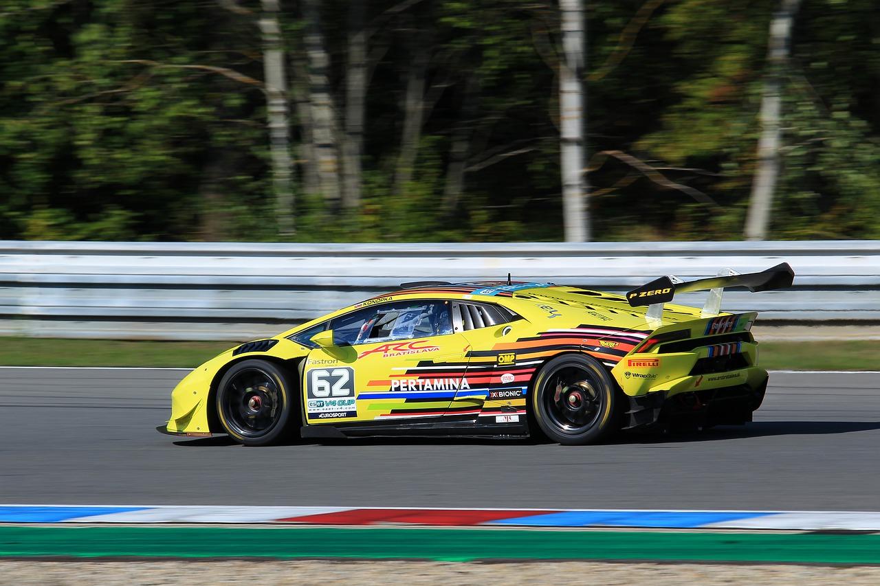 4. 舒适运动鞋履