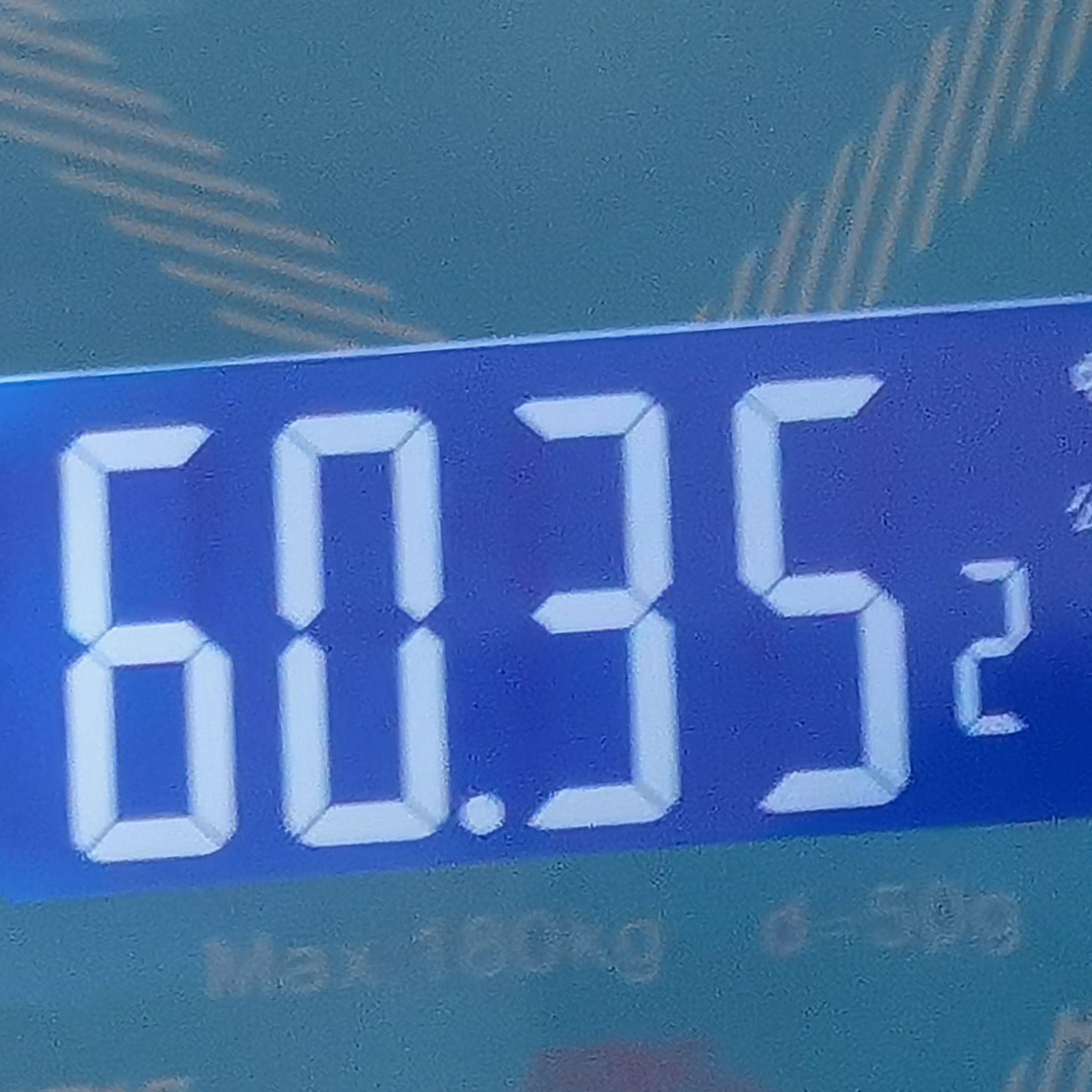 哦我的圣母玛利亚看看这迷人的体重这数字让我久久的站在体重秤上不想