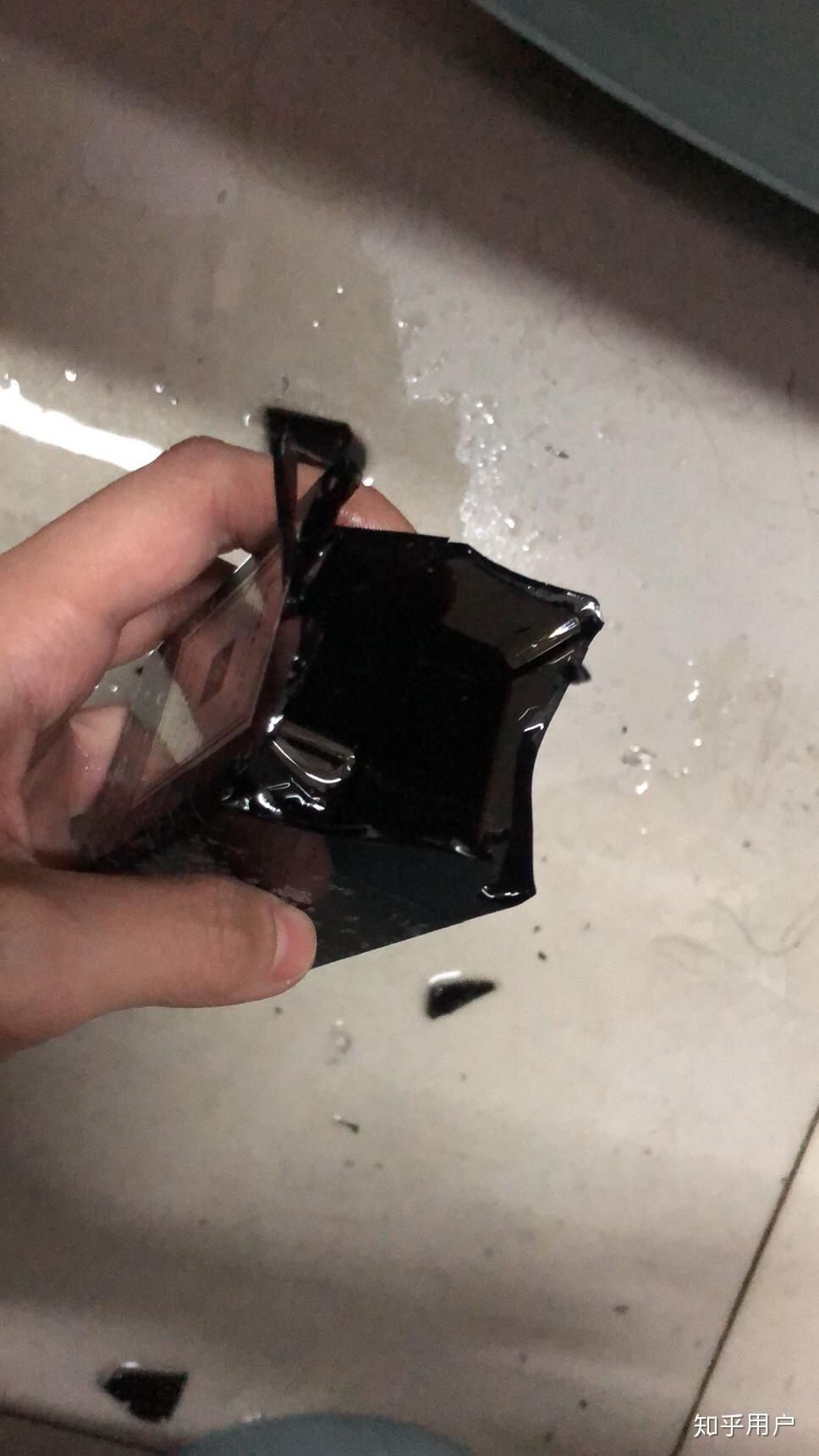 打碎一整瓶香水是怎样的一种体验